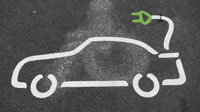Logo eines Elektrofahrzeugs auf der Strasse. Logo eines Elektrofahrzeugs auf der Strasse.