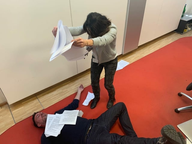 Tom Gisler (liegend) und Mona Vetsch (blätternd) haben sich für «Trüffelschweine» durch das riesige SRG-Archiv geschnüffelt. Tom Gisler (liegend) und Mona Vetsch (blätternd) haben sich für «Trüffelschweine» durch das riesige SRG-Archiv geschnüffelt.