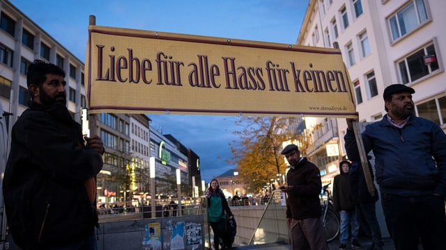 Männer mit Transparent Männer mit Transparent