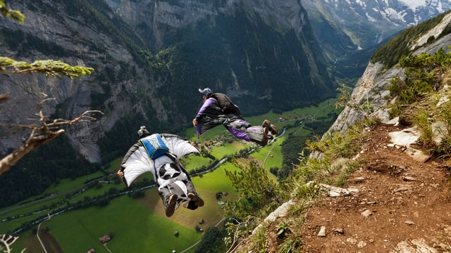 Base Jumper springen ab der «Hohen Nase» in Lauterbrunnen. Base Jumper springen ab der «Hohen Nase» in Lauterbrunnen.