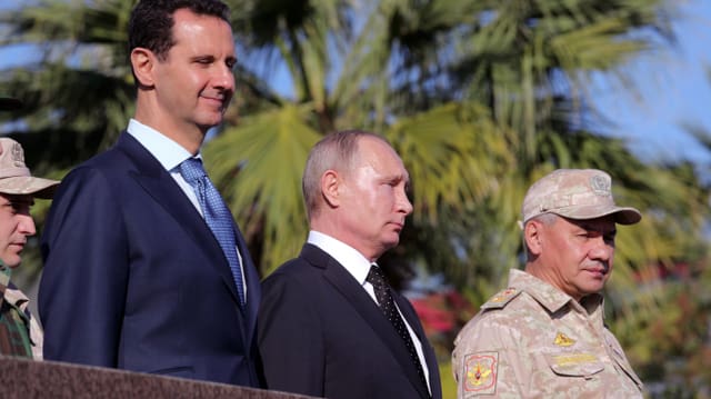 Syriens Staatschef Assad mit Russlands Präsident Putin bei dessen Besuch in Syrien im Dezember 2017. Syriens Staatschef Assad mit Russlands Präsident Putin bei dessen Besuch in Syrien im Dezember 2017.