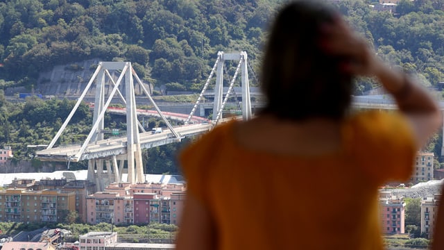 Frau blickt auf die Morandi-Brücke Frau blickt auf die Morandi-Brücke