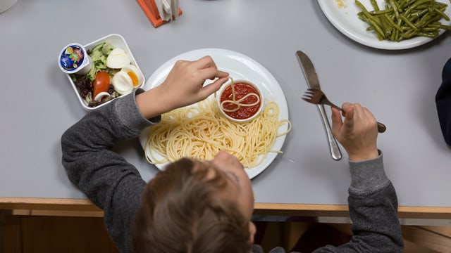 Kind isst Spaghetti Kind isst Spaghetti