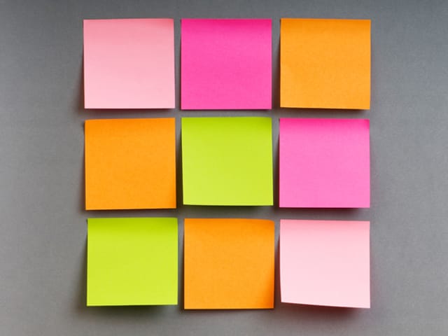 Bunte Post-it ordentlich nebeneinander geklebt.