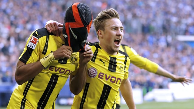 Dortmunds Torjäger Pierre-Emerick Aubameyang jubelt mit Maske Dortmunds Torjäger Pierre-Emerick Aubameyang jubelt mit Maske