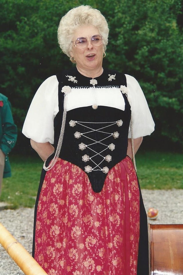 Eine ältere Jodlerin, die eine Tracht trägt und singt. Eine ältere Jodlerin, die eine Tracht trägt und singt.