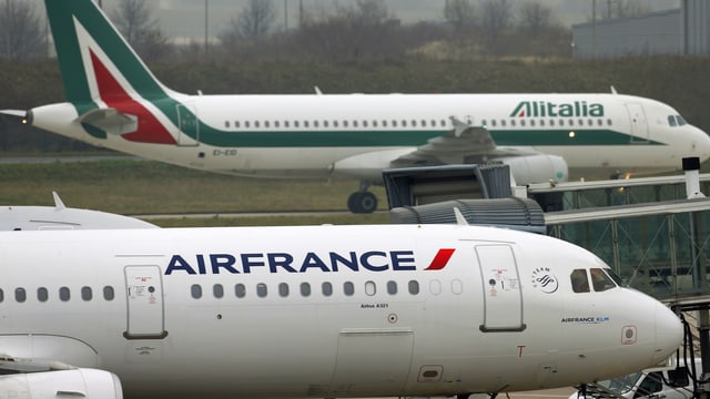 Flugzeuge von Alitalia und Air France Flugzeuge von Alitalia und Air France