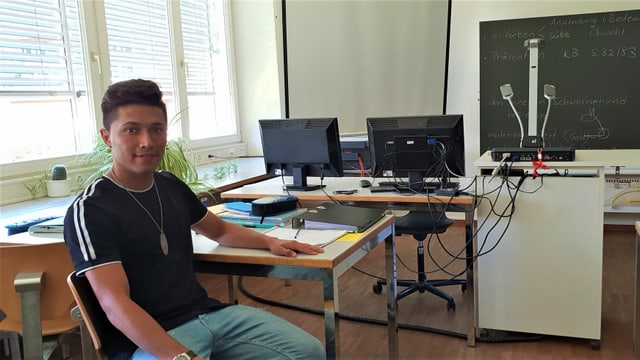 Ina foti da Khalil en stanza da scola a Schiers, Leu fa el pil mument in onn da scolaziun integrativa. Ina foti da Khalil en stanza da scola a Schiers, Leu fa el pil mument in onn da scolaziun integrativa.