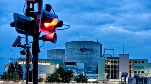 Im Vordergrund eine Rote, im Hintergrund das AKW Beznau. Im Vordergrund eine Rote, im Hintergrund das AKW Beznau.
