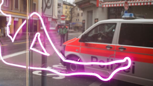 Eine Leuchtschrift und die Spiegelung eines Polizeiautos. Eine Leuchtschrift und die Spiegelung eines Polizeiautos.