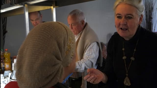 Claudia Adrario zusammen mit zwei Männern hinter der Theke. Claudia Adrario zusammen mit zwei Männern hinter der Theke.