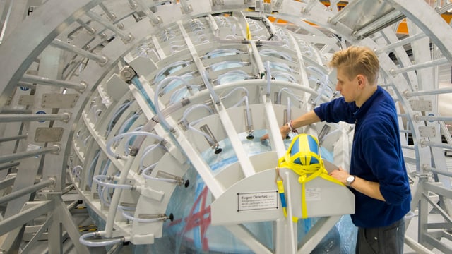 Junger Industriemitarbeiter bei der Arbeit (Ruag) Junger Industriemitarbeiter bei der Arbeit (Ruag)
