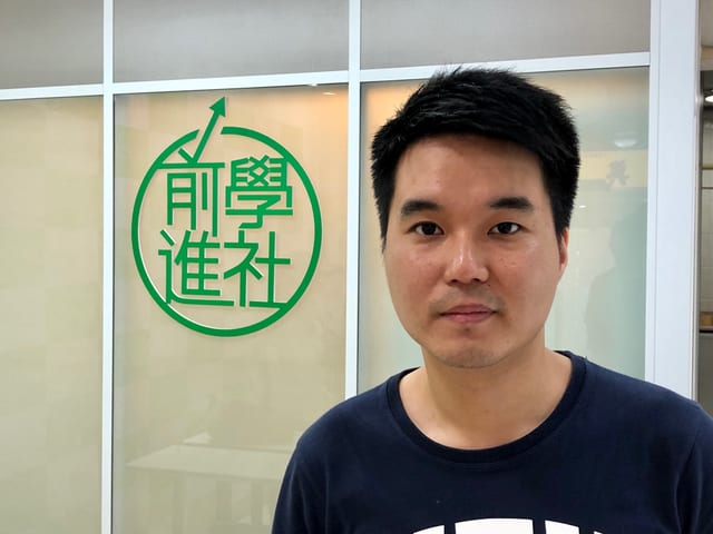 Sulu Sou ist der jüngste Parlamentsabgeordente in Macau. Er wurde vom Volk direkt gewählt. Sulu Sou ist der jüngste Parlamentsabgeordente in Macau. Er wurde vom Volk direkt gewählt.