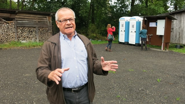 Der Gemeindepräsident von Sumiswald, Christian Waber, stellt den neuen Durchgangsplatz vor. Der Gemeindepräsident von Sumiswald, Christian Waber, stellt den neuen Durchgangsplatz vor.
