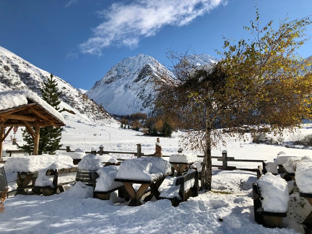 Viel Neuschnee auf Tischen und Bänken, der an der Herbstsonne langsam schmilzt. Viel Neuschnee auf Tischen und Bänken, der an der Herbstsonne langsam schmilzt.