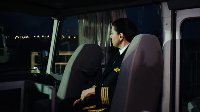 Hadeel Khamash sitzt im Bus zum Flugzeug. Hadeel Khamash sitzt im Bus zum Flugzeug.
