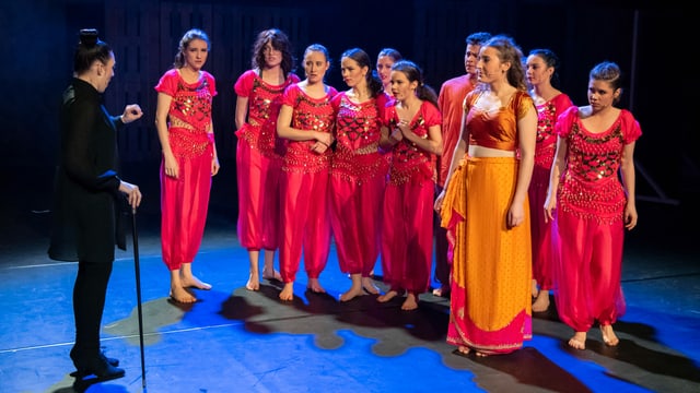Frauen in bunten Kleidern. Frauen in bunten Kleidern.