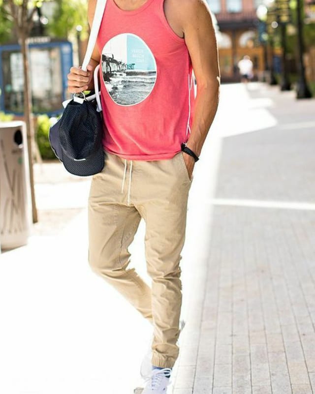 mann mit Traierhose und Tanktop