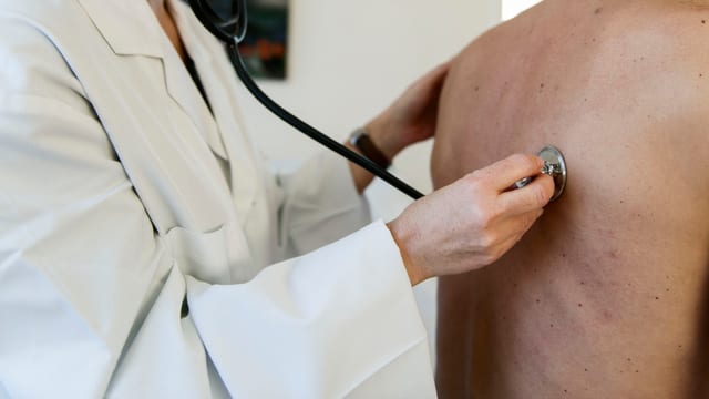 Arzt hört Patient ab Arzt hört Patient ab