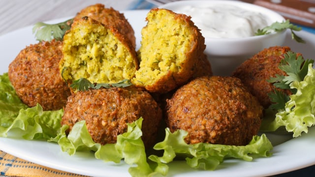 Falafel auf einem Salatbett. Falafel auf einem Salatbett.