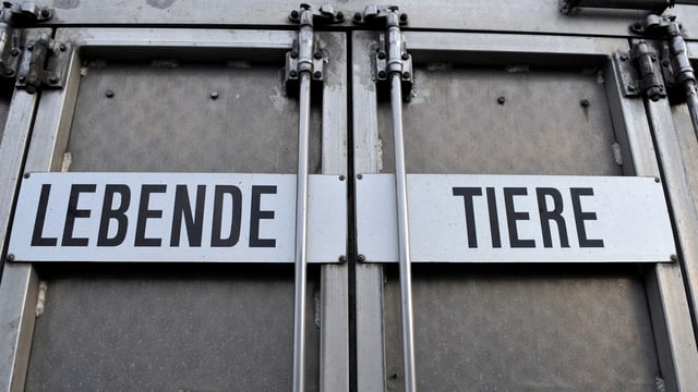 Anhänger mit Aufschrift "Lebende Tiere". Anhänger mit Aufschrift "Lebende Tiere".
