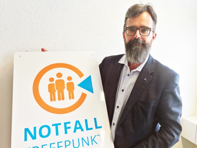 Mann mit Bart hält Signaltafel hoch Mann mit Bart hält Signaltafel hoch