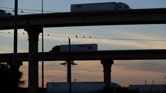 Truck in Texas fahren Richtung Mexiko bzw. zurück in die USA. Truck in Texas fahren Richtung Mexiko bzw. zurück in die USA.