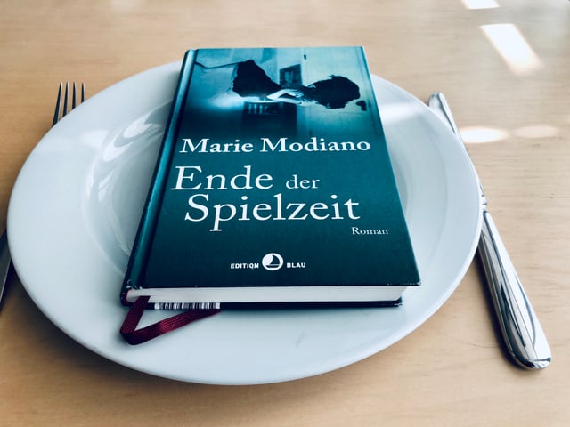 «Ende der Spielzeit» liegt auf einem weissen Teller. Messer und Gabel daneben. «Ende der Spielzeit» liegt auf einem weissen Teller. Messer und Gabel daneben.