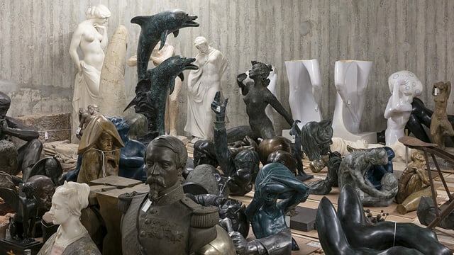 Skulpturen stehen in einem Raum Skulpturen stehen in einem Raum