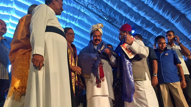 Rajapaksa mit Anhängern Rajapaksa mit Anhängern