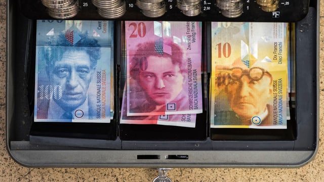 Banknoten und Münzen in einer Kasse. Banknoten und Münzen in einer Kasse.