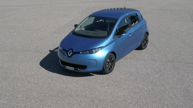 Renault Zoe von oben gezeigt auf der Fahrstrecke. Renault Zoe von oben gezeigt auf der Fahrstrecke.