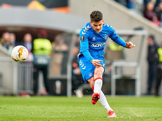 Ianis Hagi schiesst den Ball. Ianis Hagi schiesst den Ball.