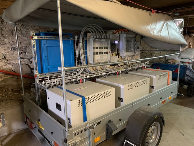 Batterie für Solarstromspeicherung auf einem Wagen mit Rädern. Batterie für Solarstromspeicherung auf einem Wagen mit Rädern.