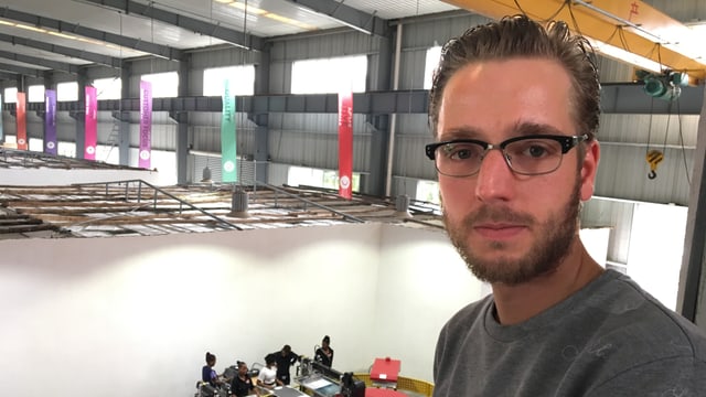 Mann mit Brille vor einer weissen Wand. Mann mit Brille vor einer weissen Wand.