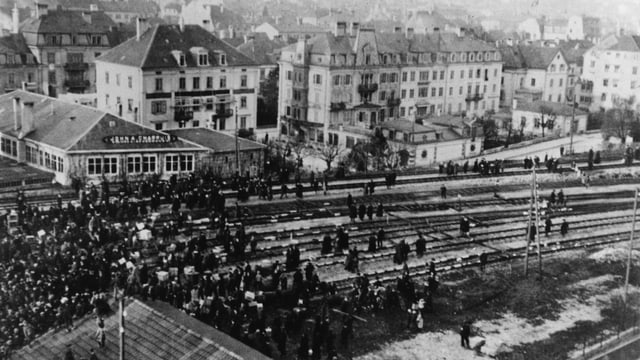 Hunderte Arbeiter besetzen auf dem Bahnhof La Chaux-de-Fonds die Gleise. Hunderte Arbeiter besetzen auf dem Bahnhof La Chaux-de-Fonds die Gleise.