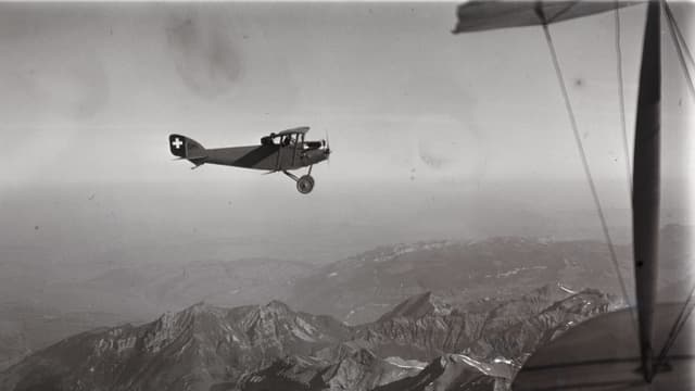 Altes Flugzeug über den Alpen. Altes Flugzeug über den Alpen.