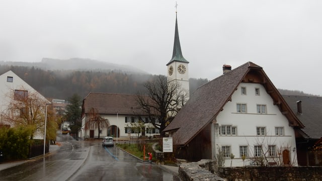 Altes Bauernhaus mit Kirche Altes Bauernhaus mit Kirche
