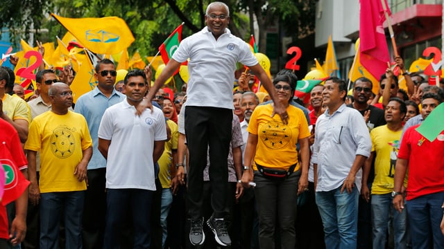 Präsidentschaftskandidat Solih mit seinen Unterstützern vor den Wahlen Präsidentschaftskandidat Solih mit seinen Unterstützern vor den Wahlen