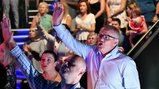 Australiens Premier in ekstatischer Verzückung, in direktem Gespräch mit seinem Gott.