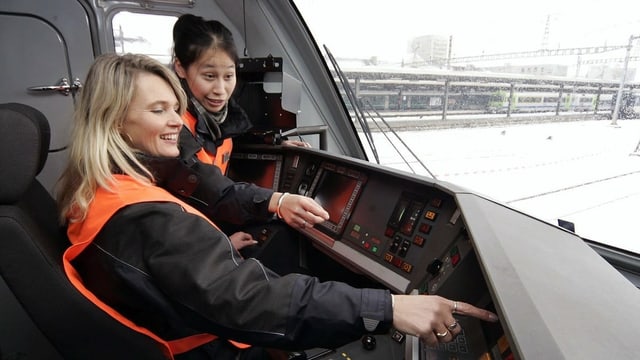 Frauen in einem Führerstand einer Lokomotive Frauen in einem Führerstand einer Lokomotive