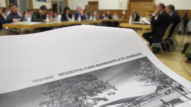 Dossier zum Projektierungskredit im Vordergrund. Im Hintergrund der Einwohnerrat Aarau. Dossier zum Projektierungskredit im Vordergrund. Im Hintergrund der Einwohnerrat Aarau.