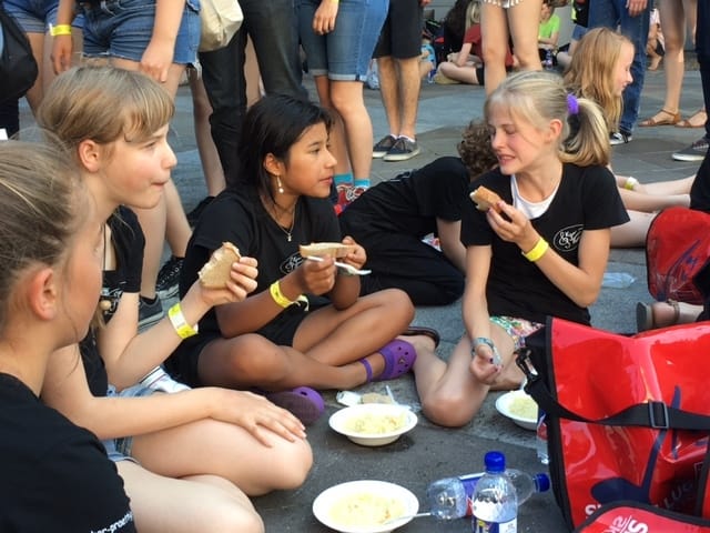 purtret dals uffants vid mangiar.