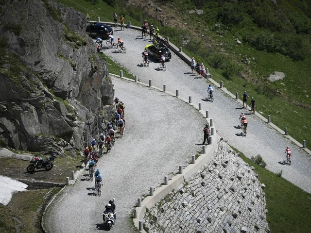 Der Peloton kämpft sich die Tremola hinauf. Der Peloton kämpft sich die Tremola hinauf.