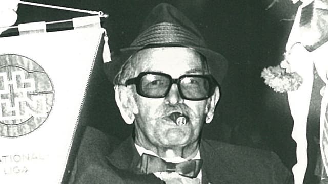Mann mit wimpel Mann mit wimpel