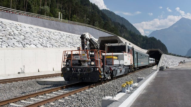 Der Zug beim Nordportal in Erstfeld. Der Zug beim Nordportal in Erstfeld.
