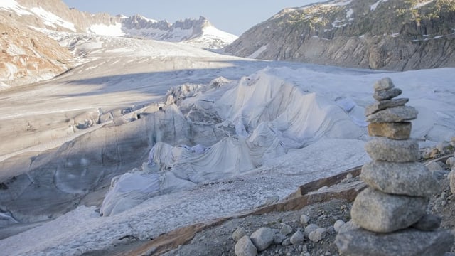 Abgedecktes Eis am Ende des Rhonegletschers im Wallis Abgedecktes Eis am Ende des Rhonegletschers im Wallis
