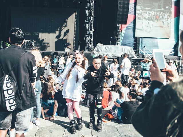 Festivalbesucherinnen vor Bühne