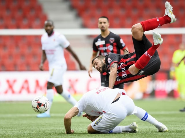 Xamax und Sion Spieler kämpfen Xamax und Sion Spieler kämpfen
