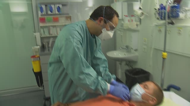Ein Arzt untersucht einen Patienten Ein Arzt untersucht einen Patienten